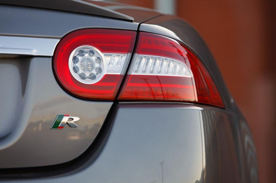  Jaguar XKR Convertible 2011 года  (фото 28 из 42)